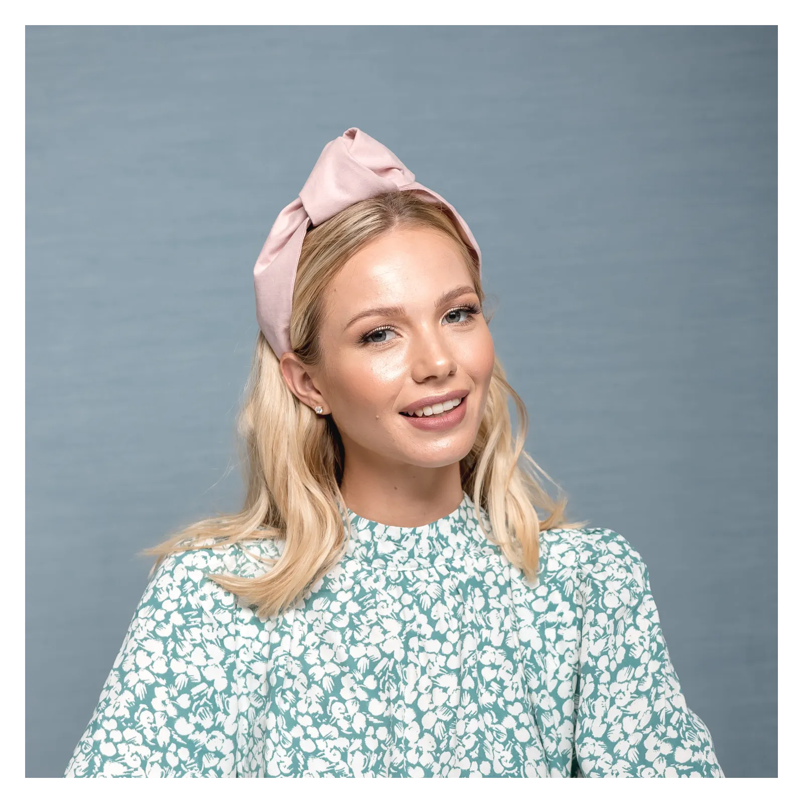 Opaska a la turban różowa polskiej marki.