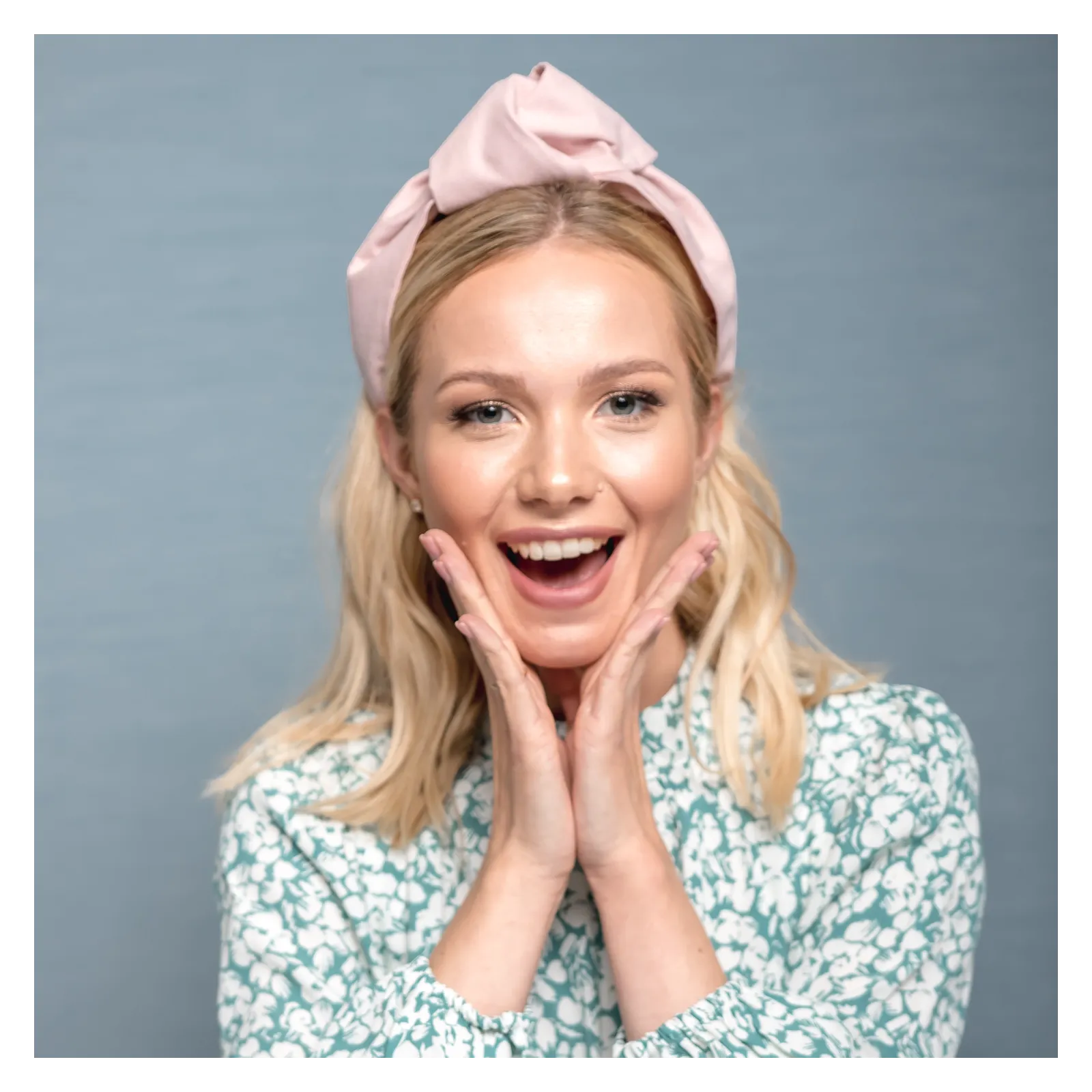 Opaska a la turban różowa polskiej marki.