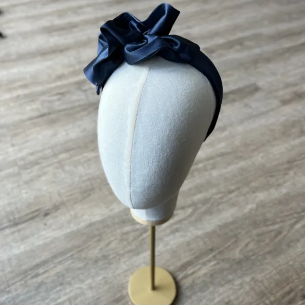 Granatowa satynowa opaska z ozdobą.