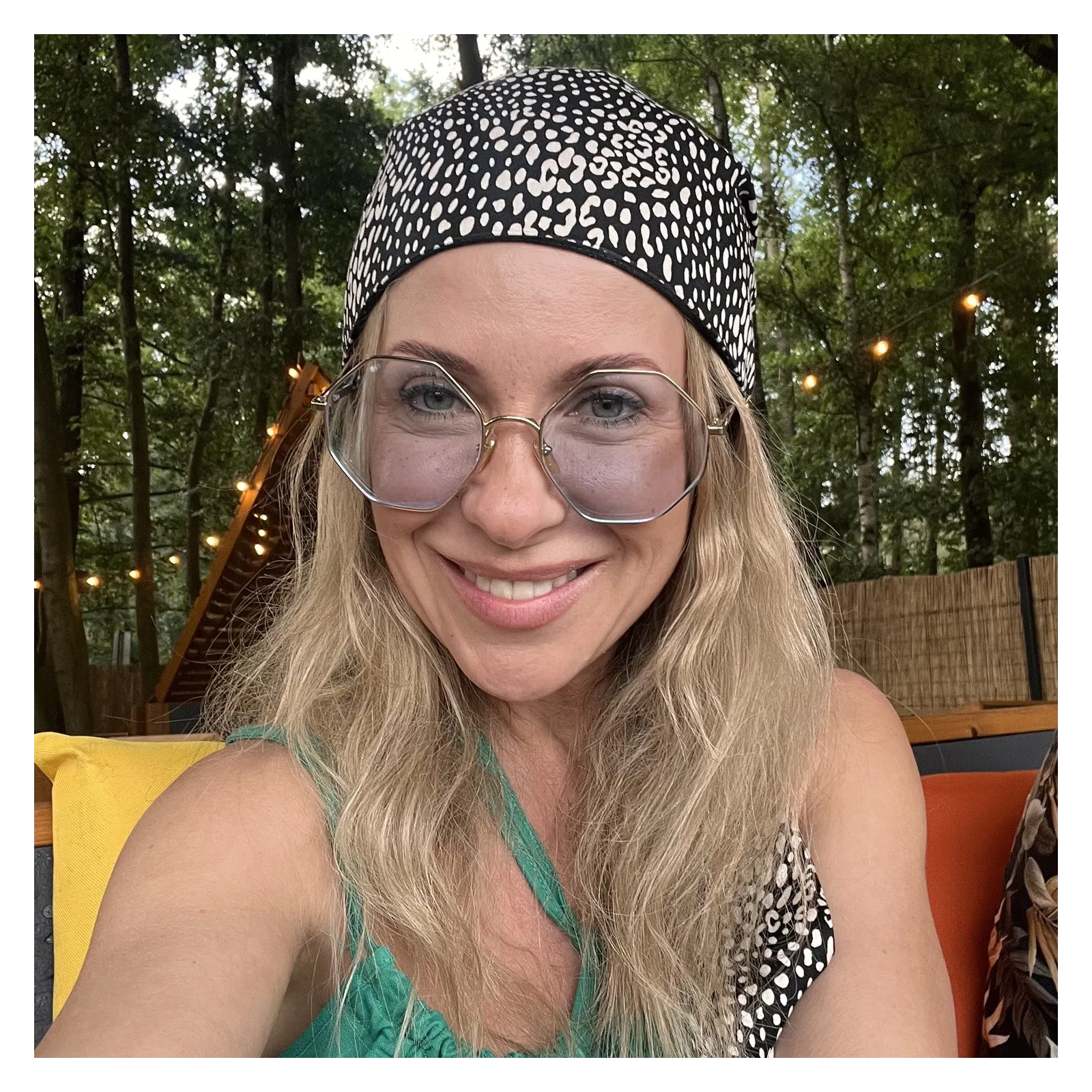 Wiskozowa chusta na głowę czarno biała panterka.