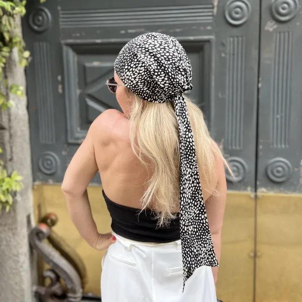 Wiskozowa chusta na głowę czarno biała panterka.