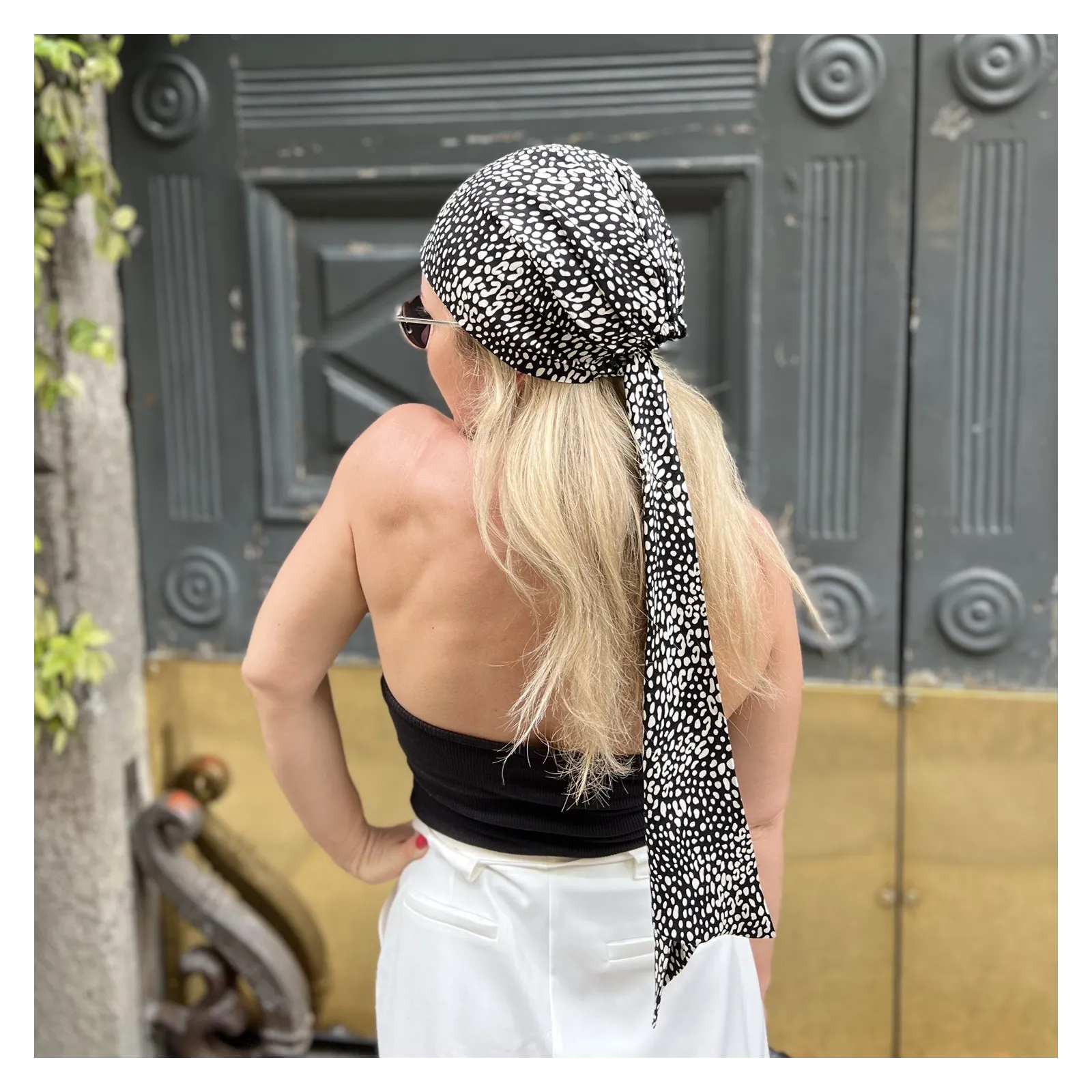 Wiskozowa chusta na głowę czarno biała panterka.