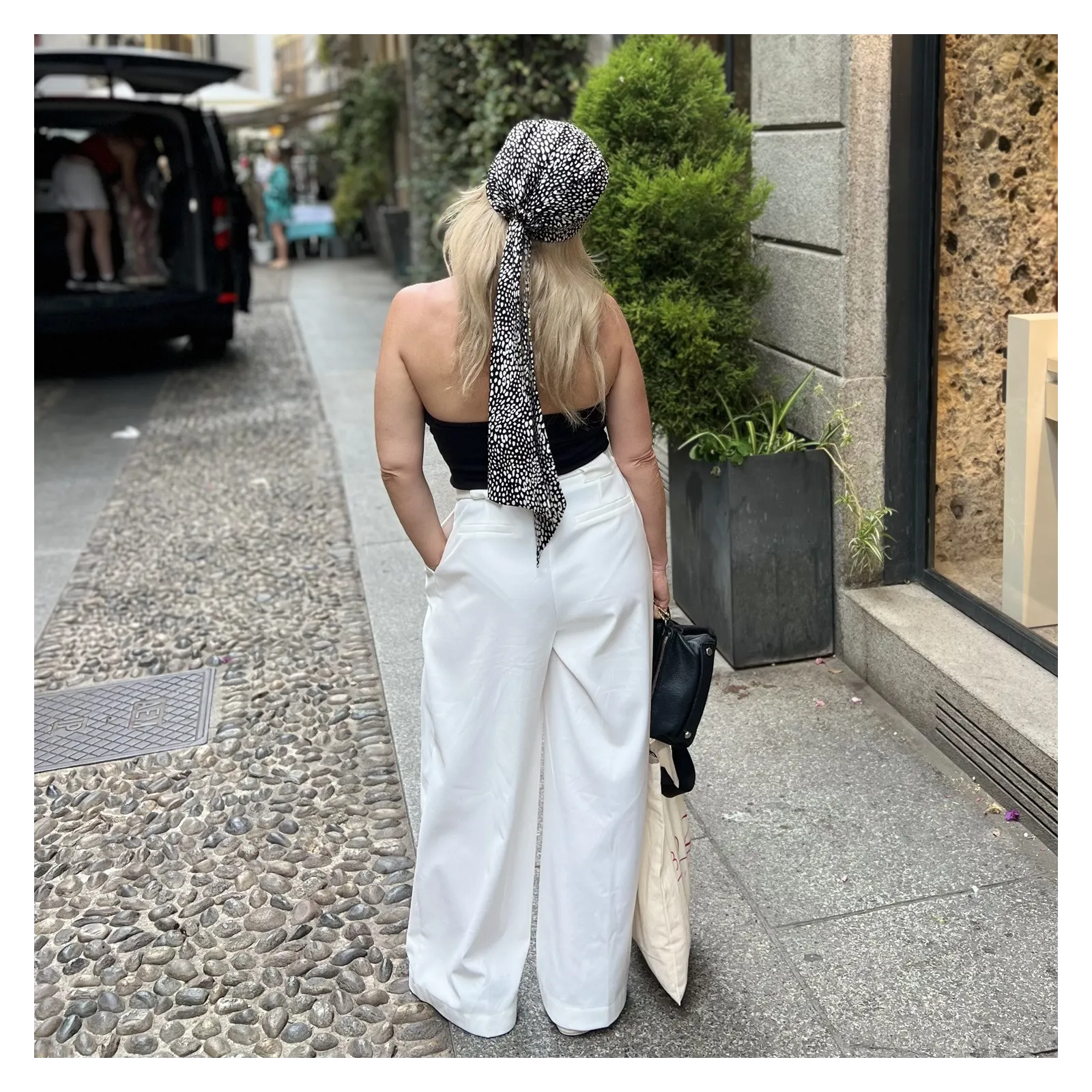 Wiskozowa chusta na głowę czarno biała panterka.