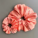 Duża jedwabista gumka do włosów brzoskwiniowa.