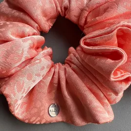 Duża jedwabista gumka do włosów brzoskwiniowa.