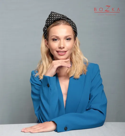 Opaska handmade czarna w białe kropki.