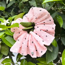 Duża plisowana gumka do włosów różowa.