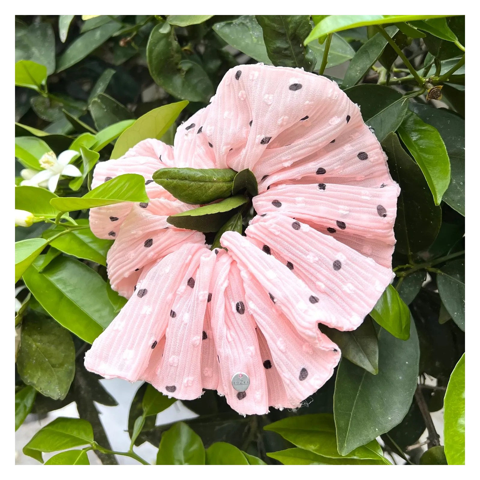 Duża plisowana gumka do włosów różowa.