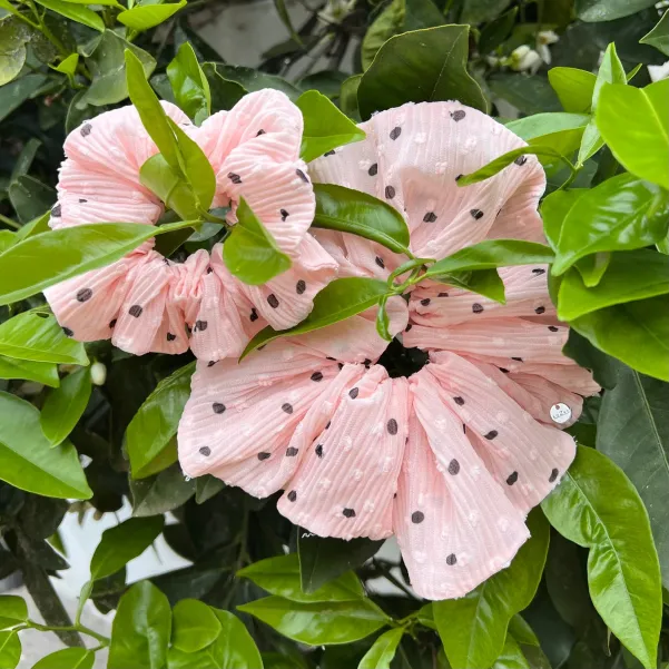 Duża plisowana gumka do włosów różowa.