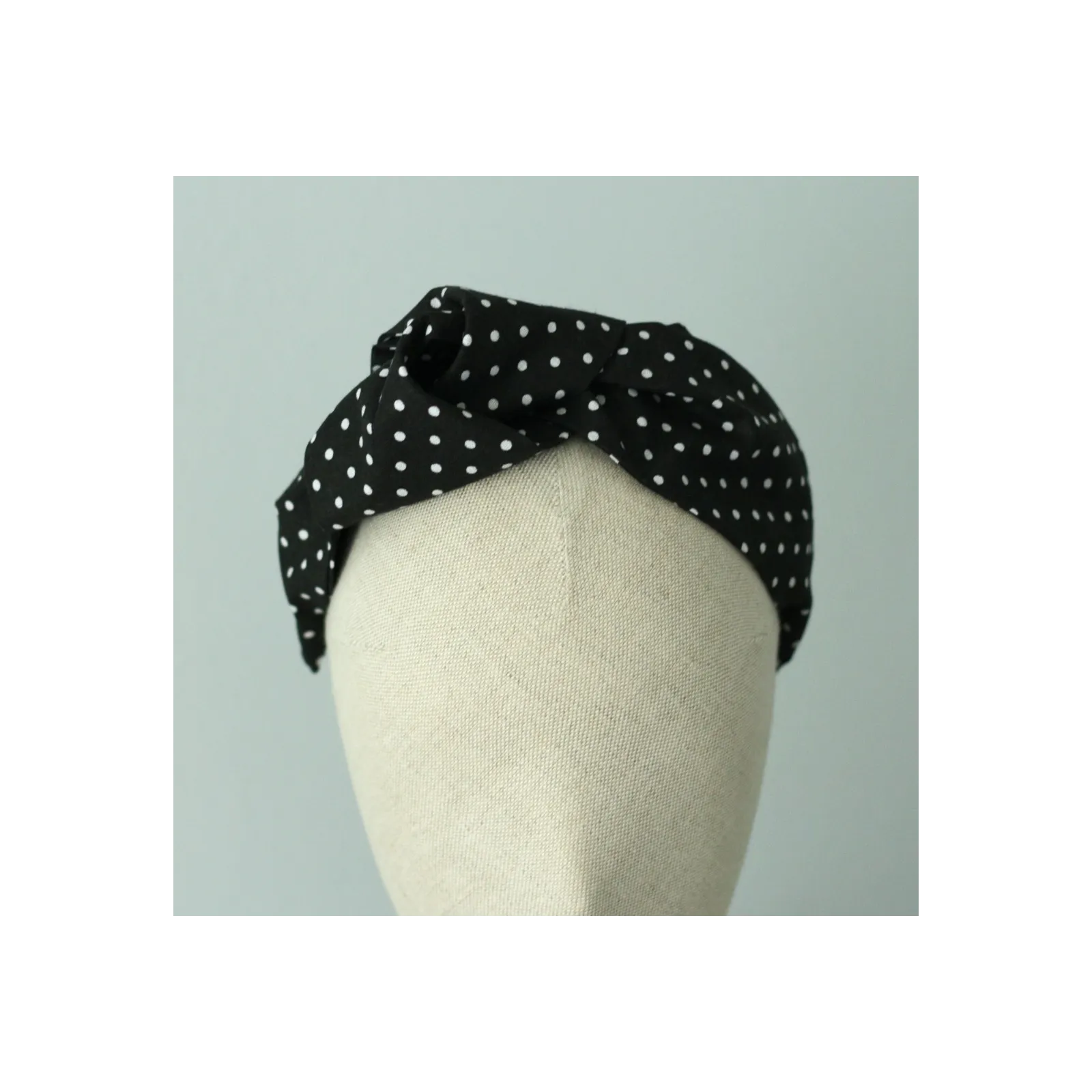 Opaska handmade czarna w białe kropki.