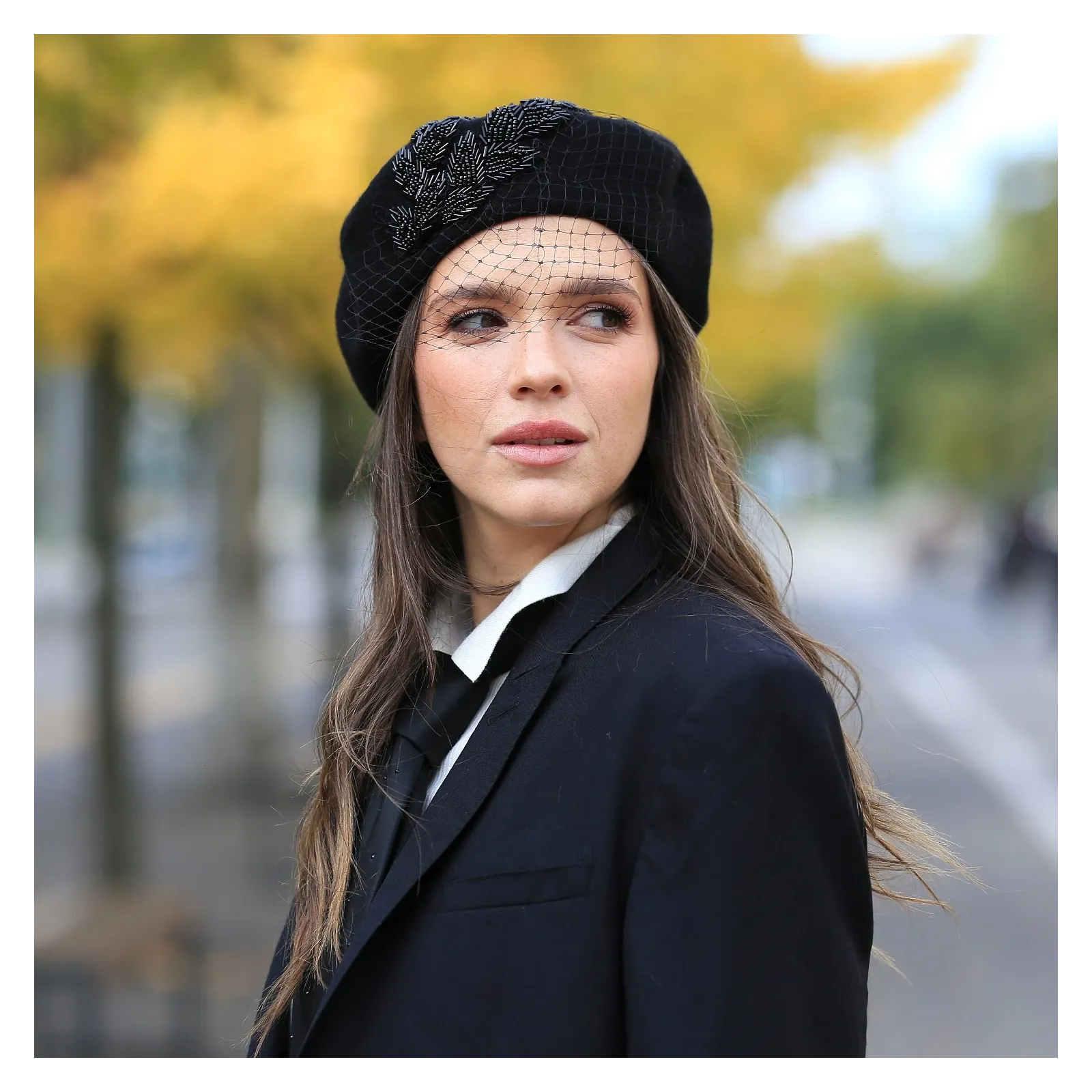 Ciepłe i eleganckie nakrycie głowy na pogrzeb.