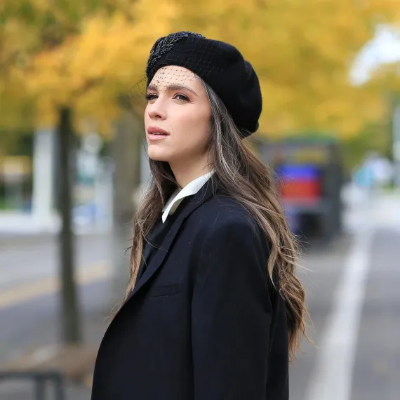 Ciepłe i eleganckie nakrycie głowy na pogrzeb.