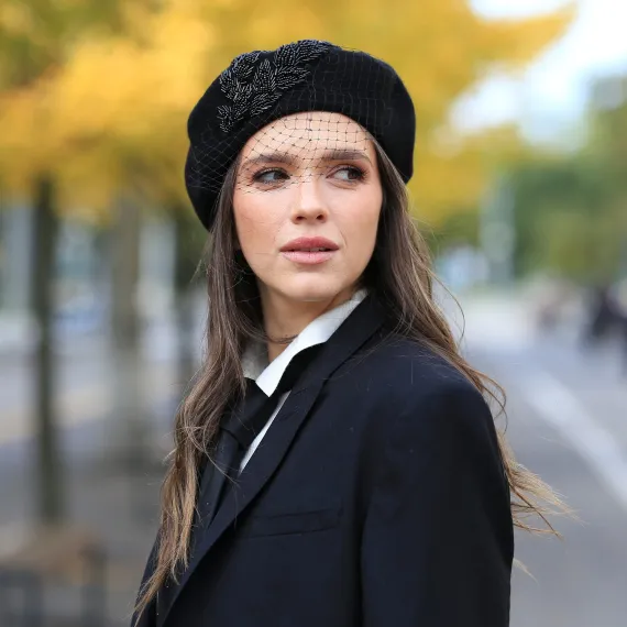 Stylowy beret damski z koralikami i woalką.