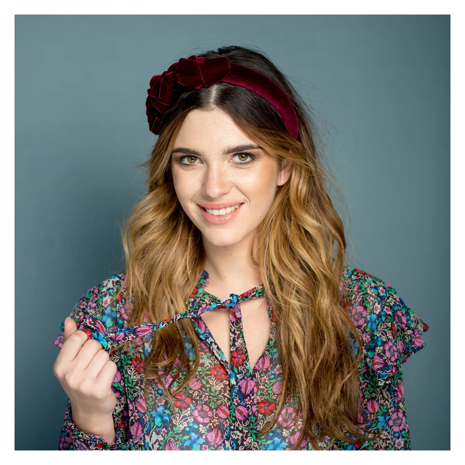 Burgudowa ozdobna opaska damska z aksamitu.