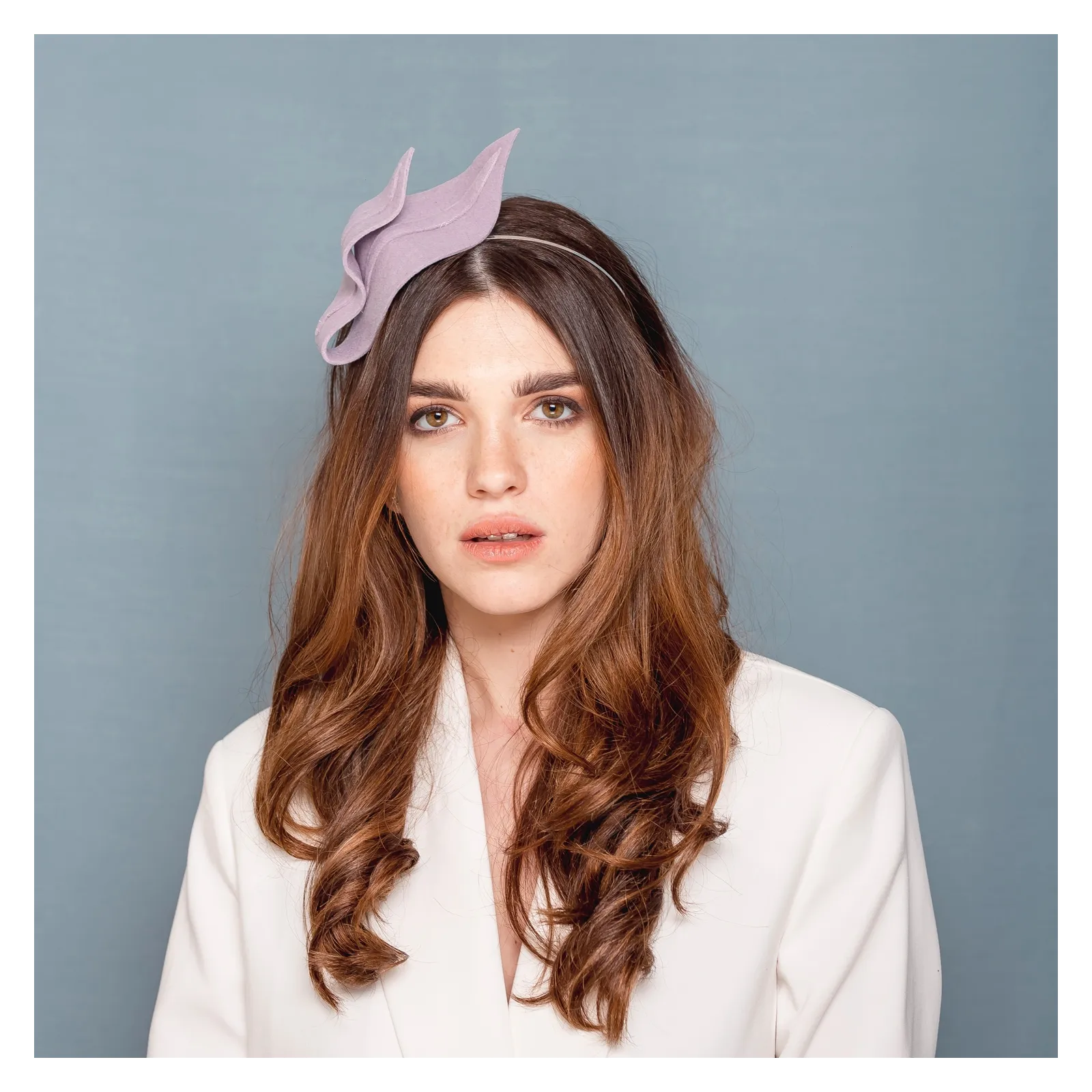 Nowoczesny stroik do włosów na wesele lila róż.