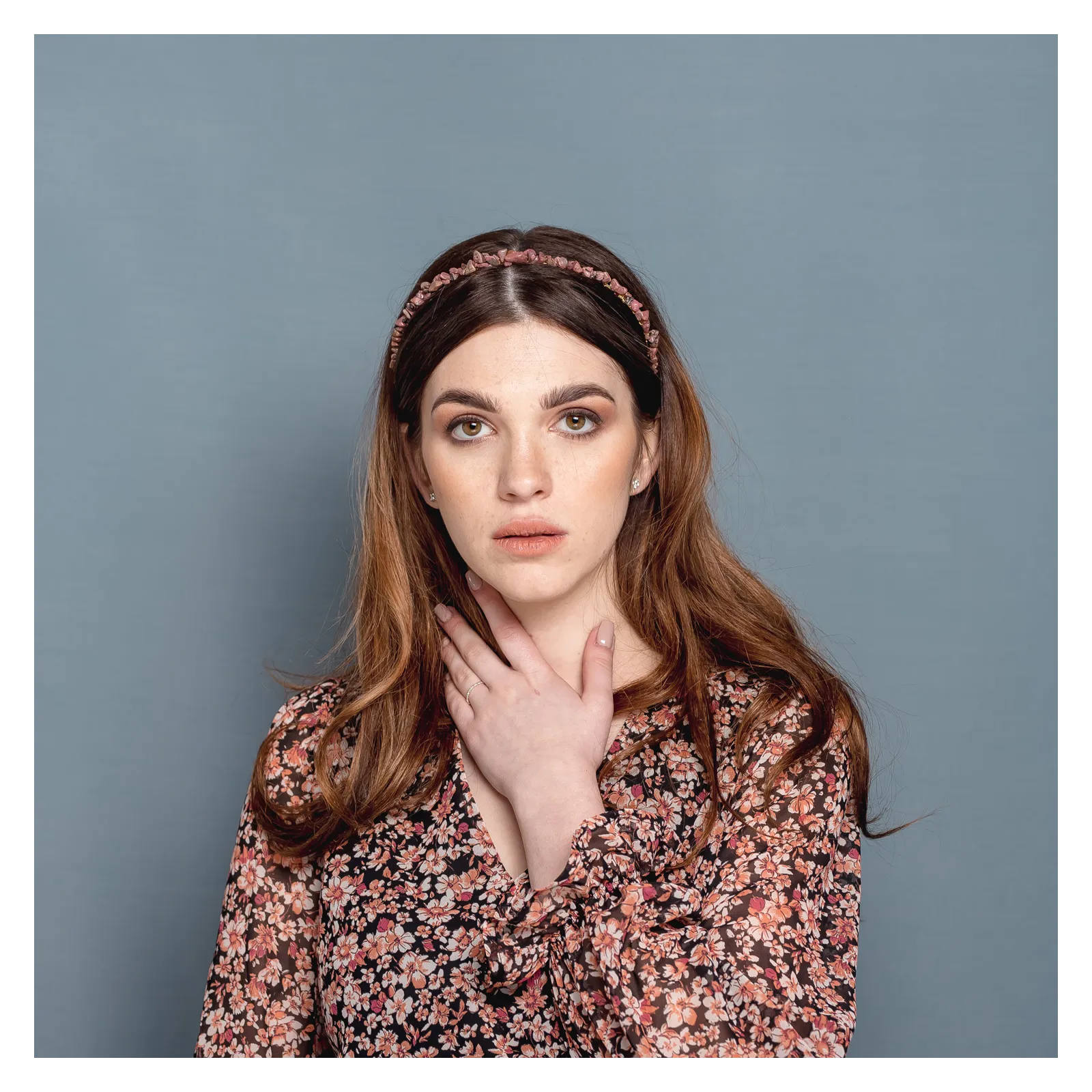 Złota biżuteryjna opaska z kamieniami naturalnymi nude.