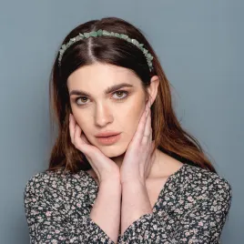 Delikatna opaska do włosów z kamieni naturalnych zielona.