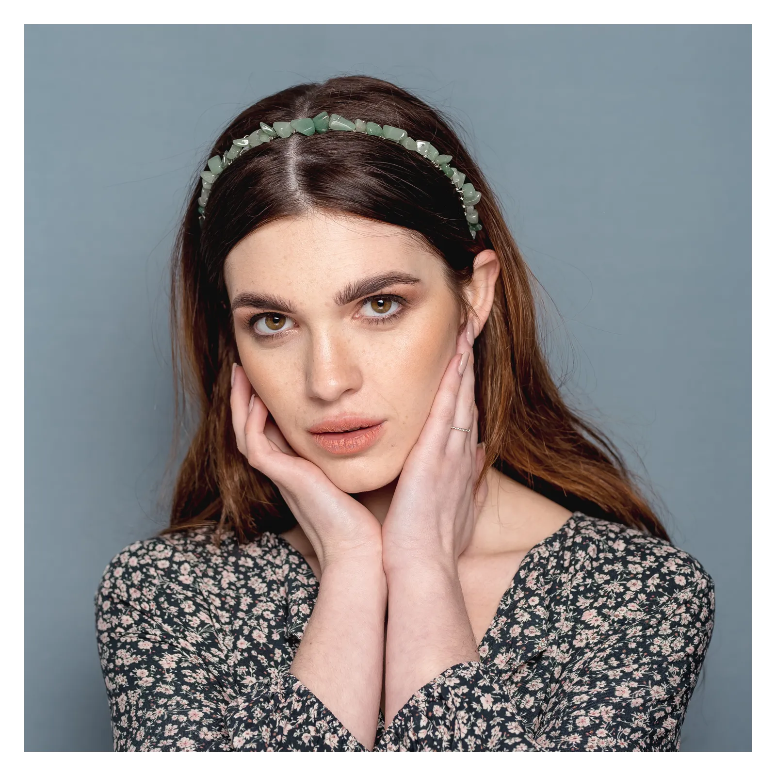 Delikatna opaska do włosów z kamieni naturalnych zielona.