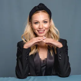 Modna szeroka opaska z wiązaniem na jesien i zimę.