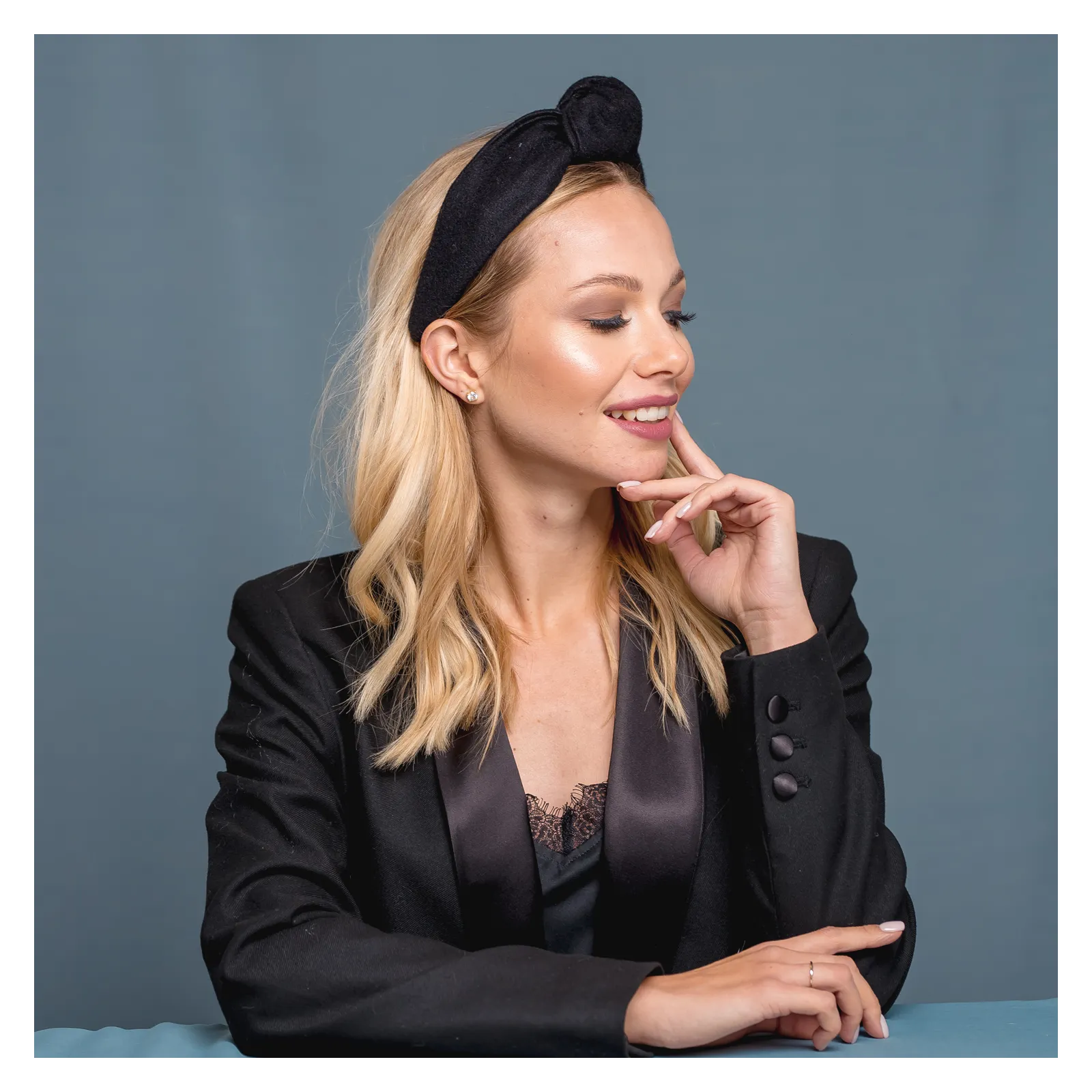 Modna szeroka opaska z wiązaniem na jesien i zimę.