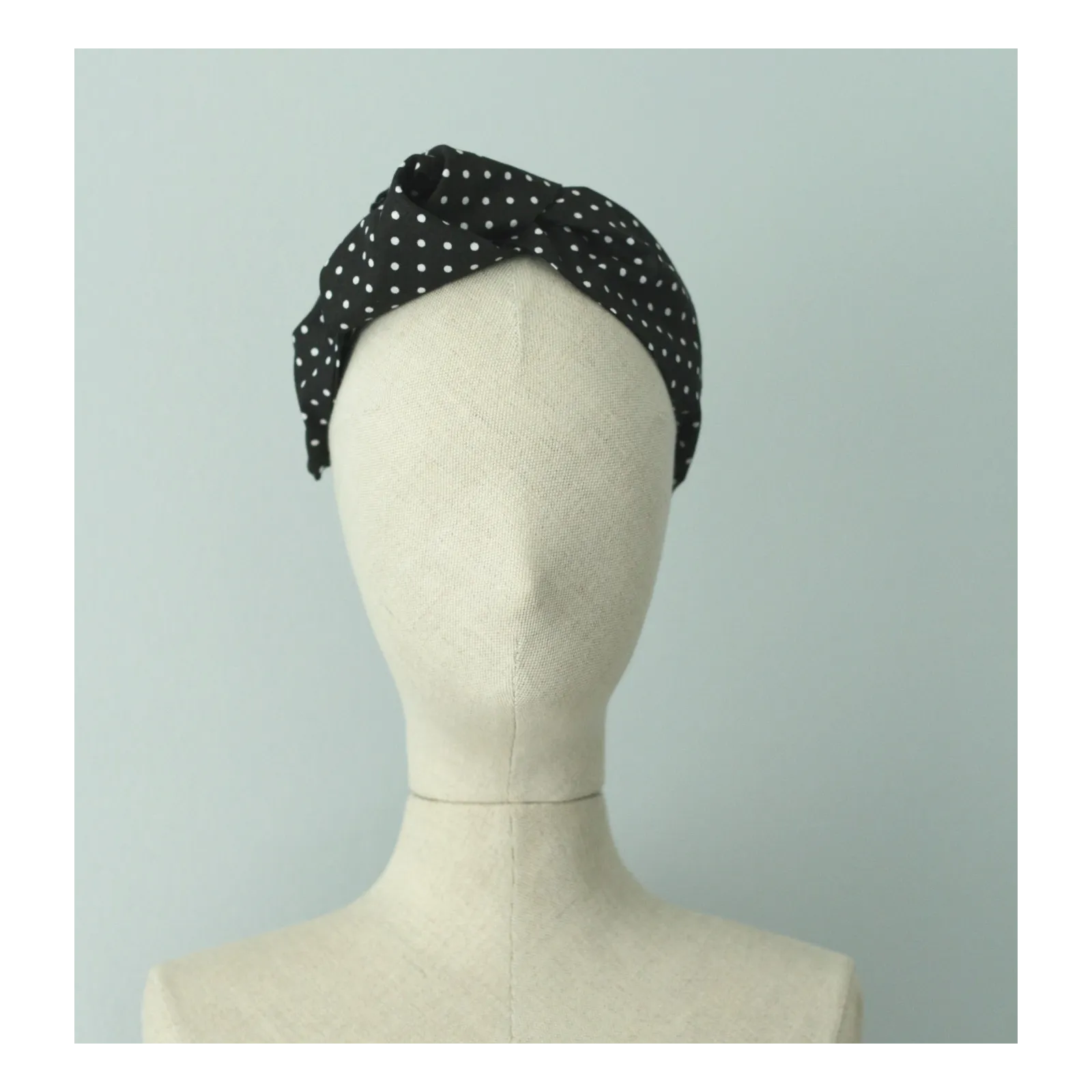Opaska handmade czarna w białe kropki.