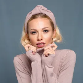 Sztywna opaska z wiązaniem brudny róż.