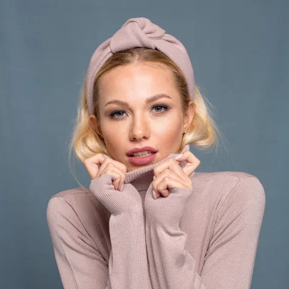 Sztywna opaska z wiązaniem brudny róż.