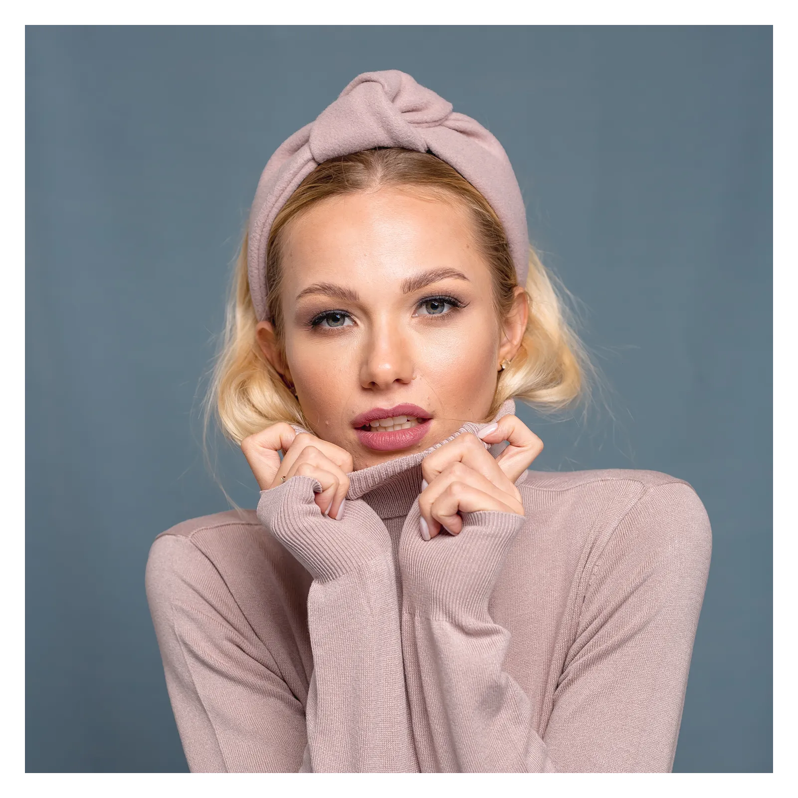 Sztywna opaska z wiązaniem brudny róż.