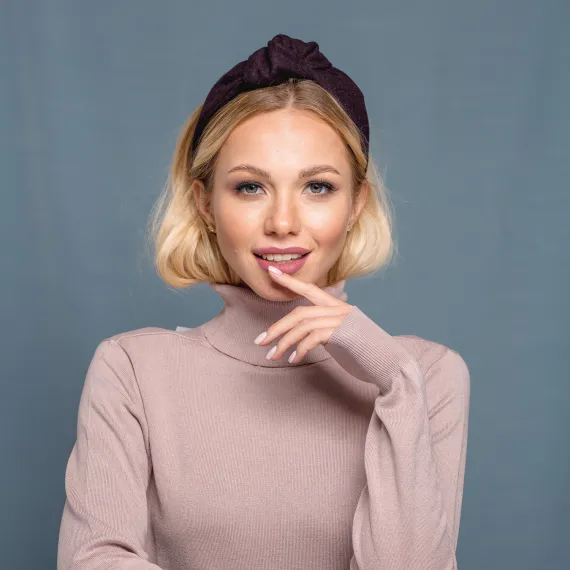 Opaska damska do włosów z supłem w kolorze wina w krateczkę.