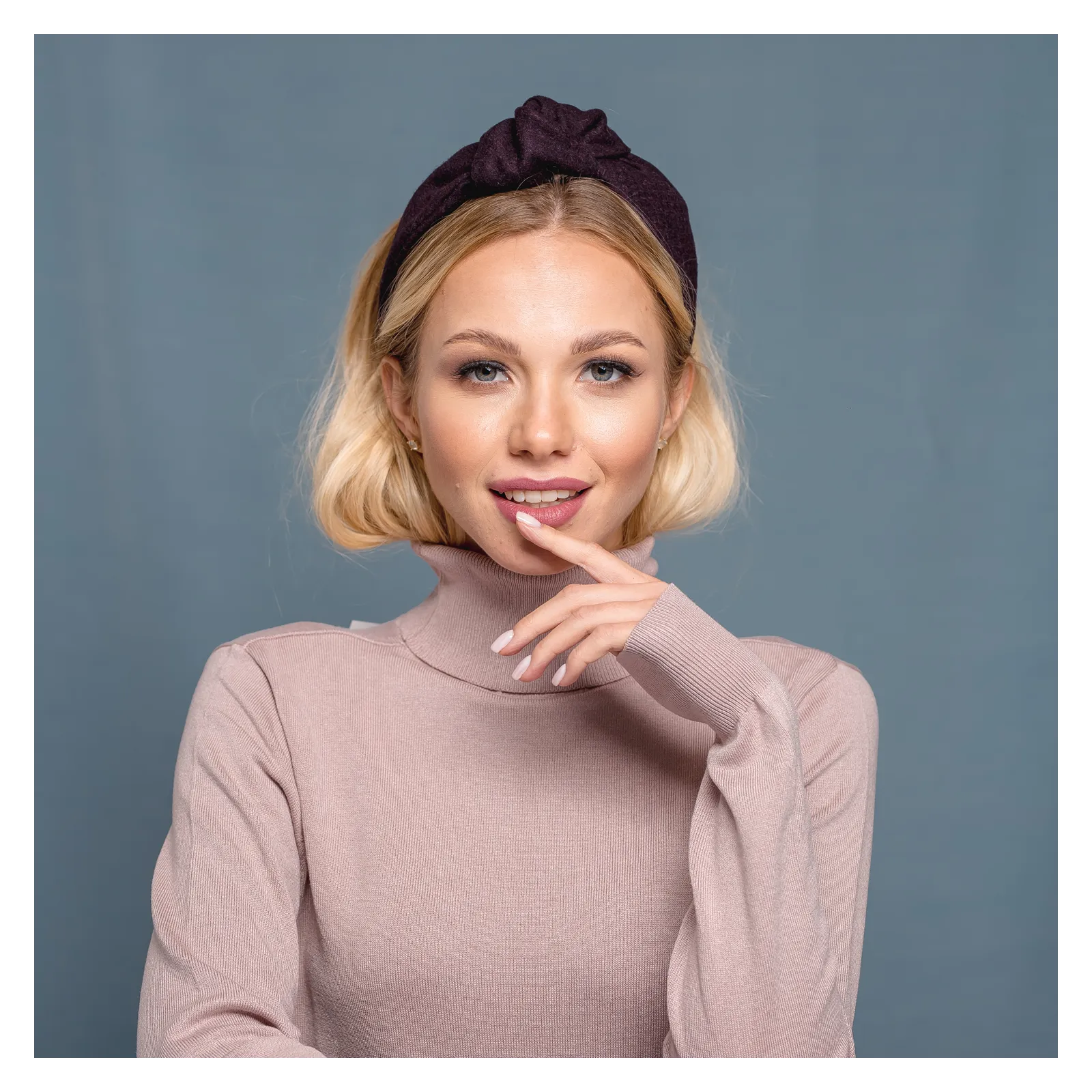 Opaska damska do włosów z supłem w kolorze wina w krateczkę.