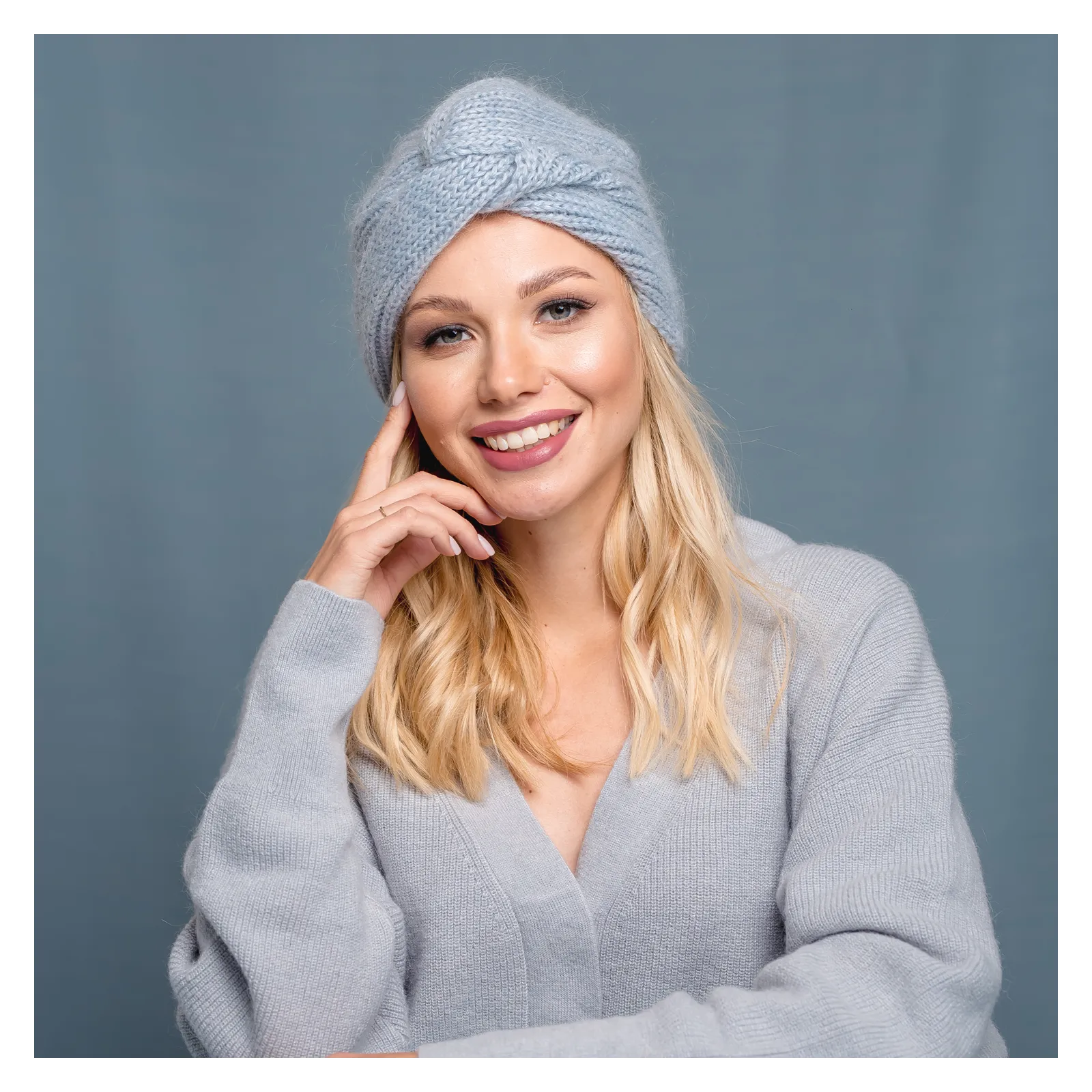 Stylowy turban na zimę błękitny. Stylowy turban na zimę błękitny.