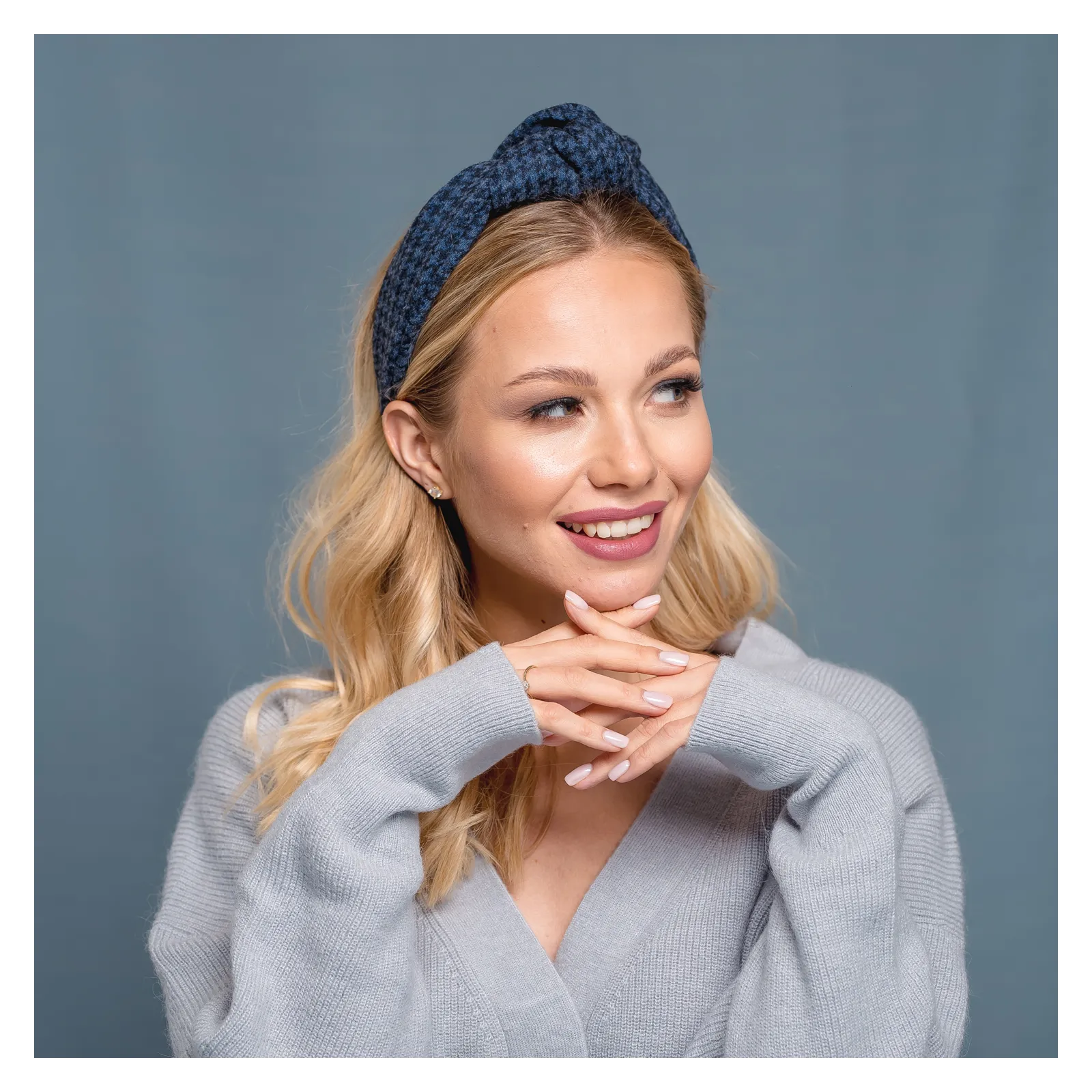 Granatowa opaska do włosów na jesień pepitka.