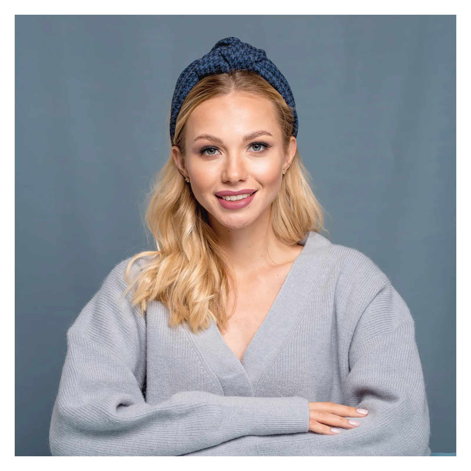 Granatowa opaska do włosów na jesień pepitka.