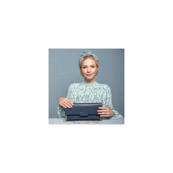 Granatowa torebka kopertówka ręcznie szyta w Polsce.