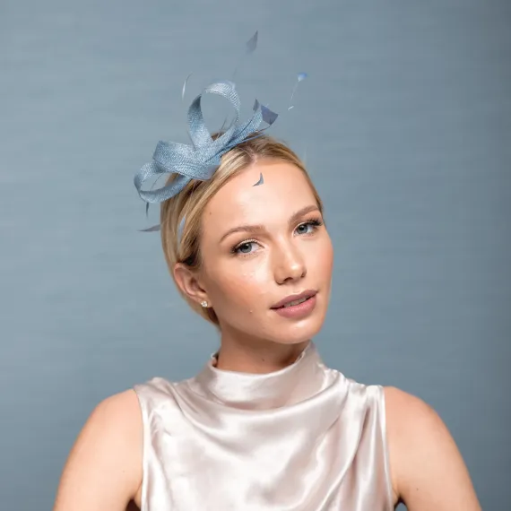 Subtelna niebieska ozdoba na głowę z piórkami.