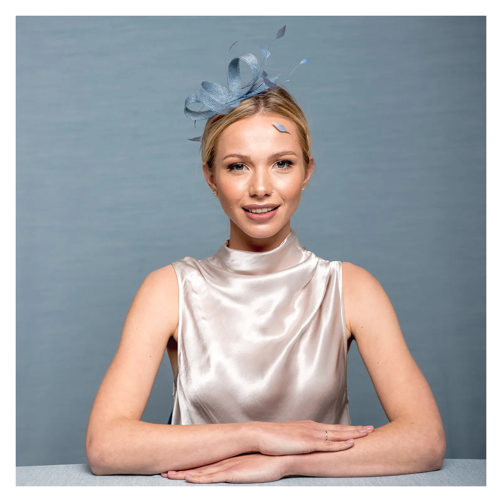 Subtelna niebieska ozdoba na głowę z piórkami.