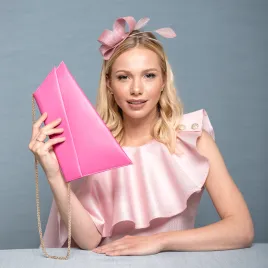 Kopertówka damska skórzana w kolorze fuksji.