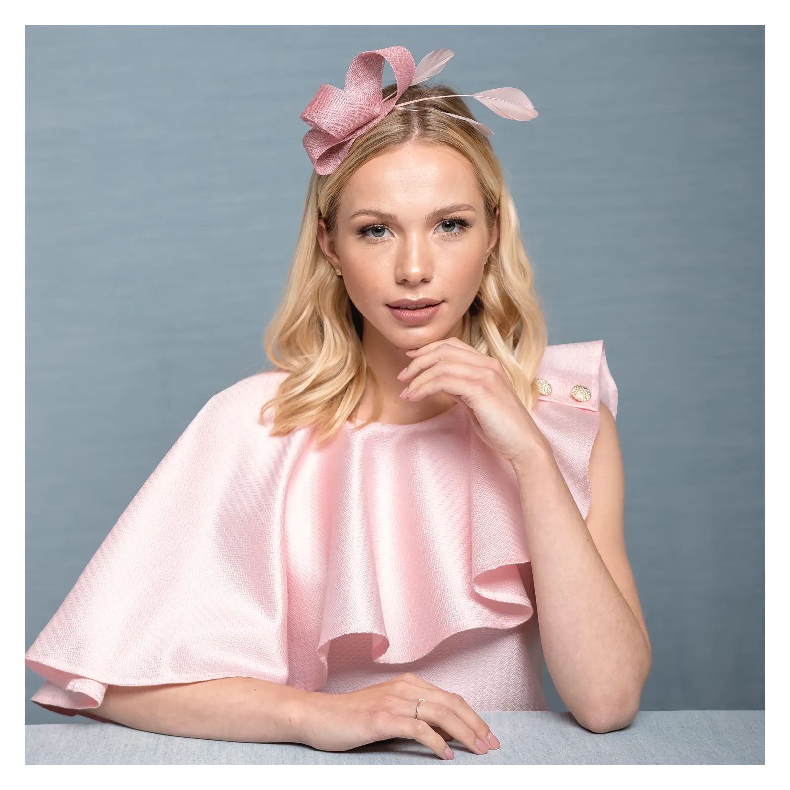 Ozdobna opaska do włosów na wesele różowa z piórkami.