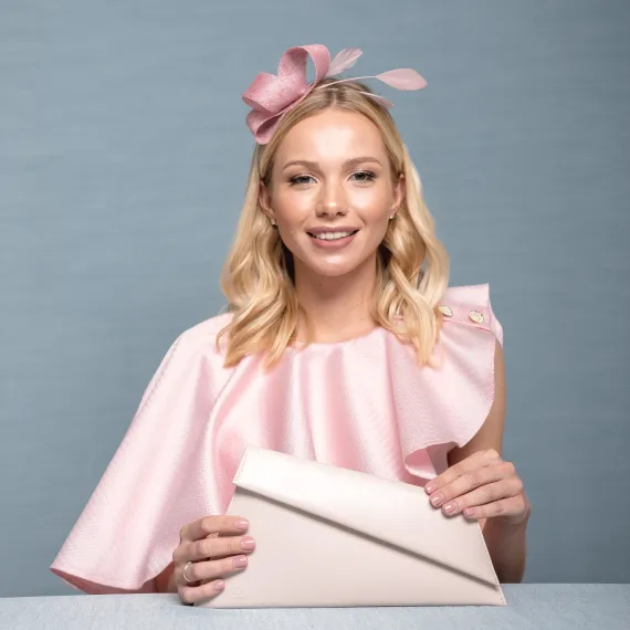 Ozdobna opaska do włosów na wesele różowa z piórkami.