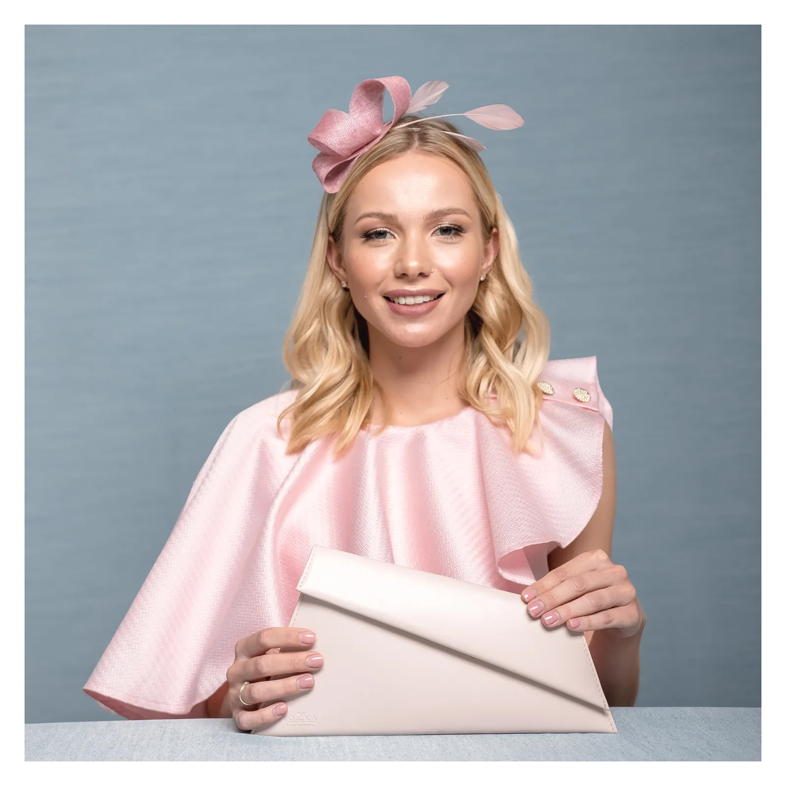 Ozdobna opaska do włosów na wesele różowa z piórkami.