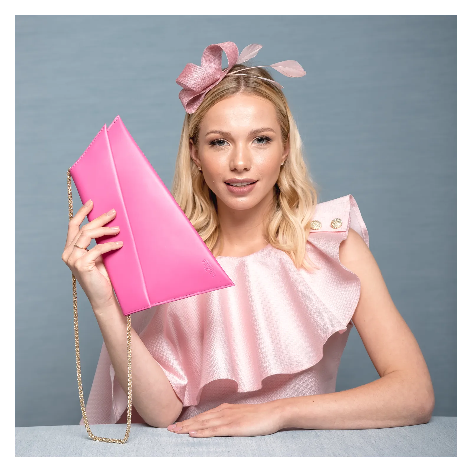 Ozdobna opaska do włosów na wesele różowa z piórkami.