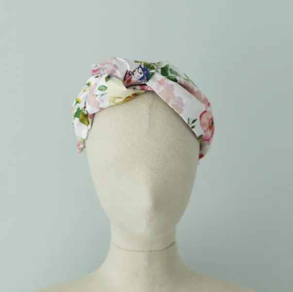 Kwiecista opaska na co dzień z supłem.