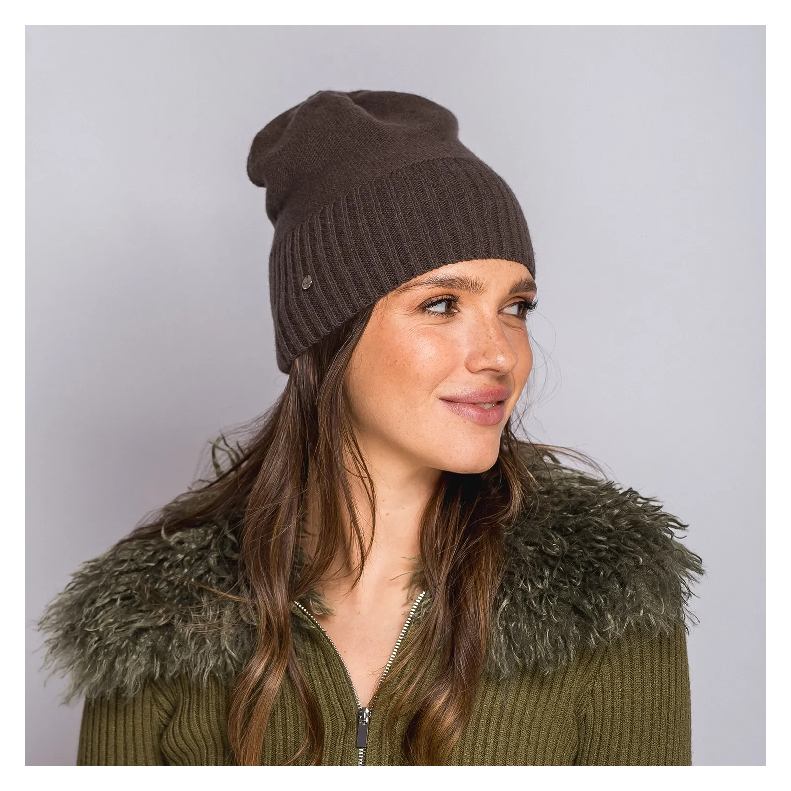 Cienka czapka wełniano-kaszmirowa brązowa