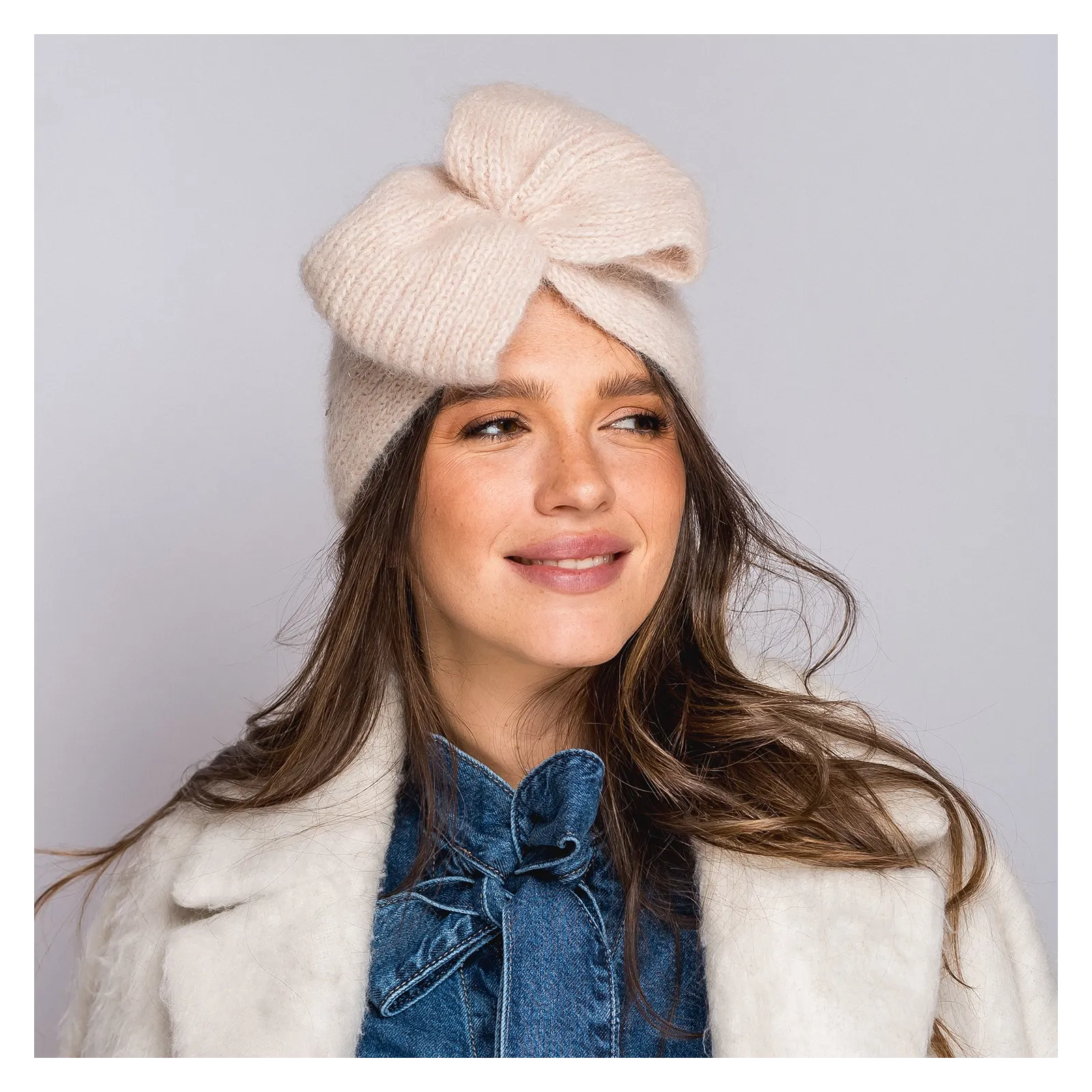 Szeroka zimowa opaska damska z kokardą kremowa