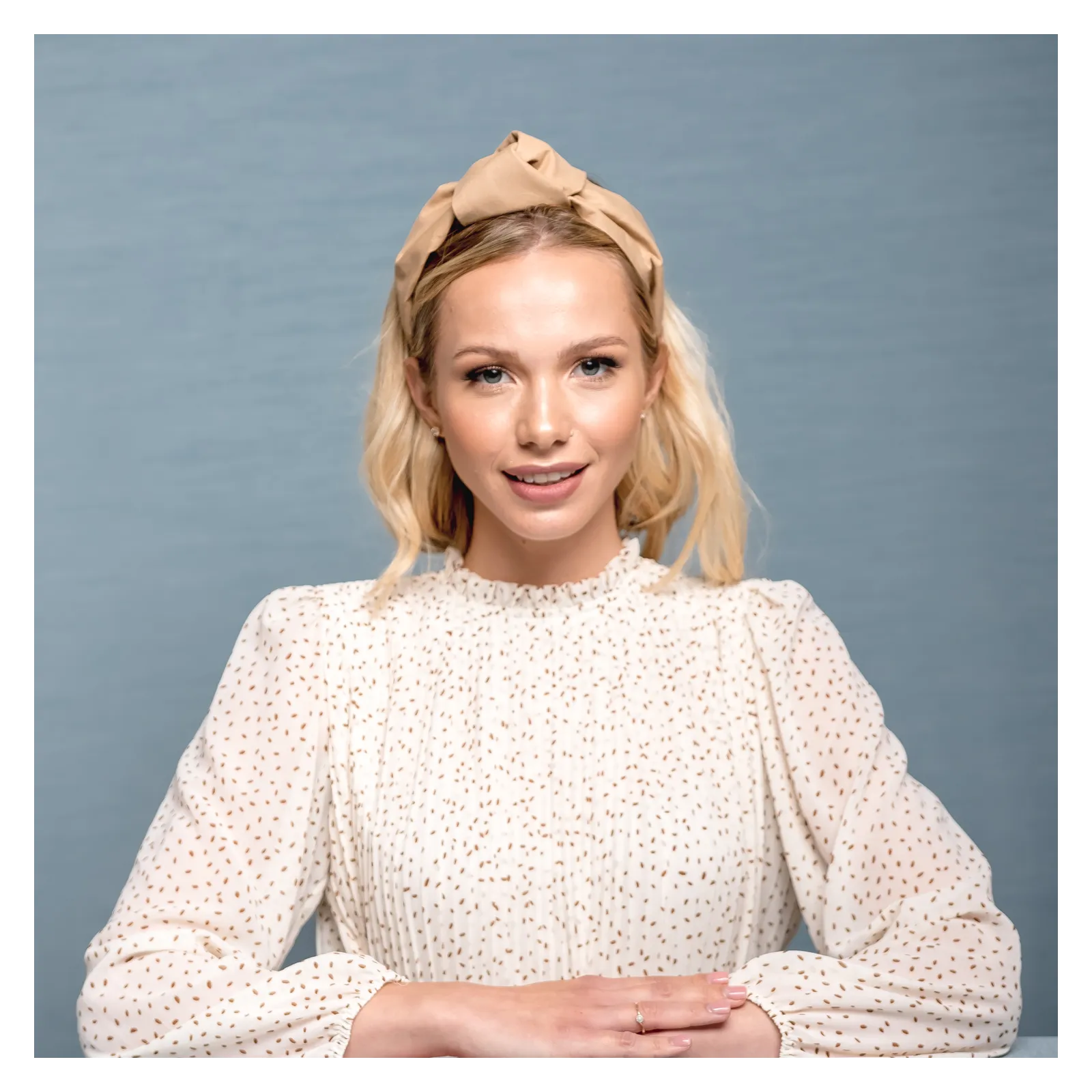 Opaska camel z węzłem polska marka. Opaska camel z węzłem polska marka.