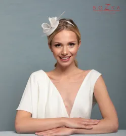 Gustowny ślubny stroik z delikatnymi piórkami.