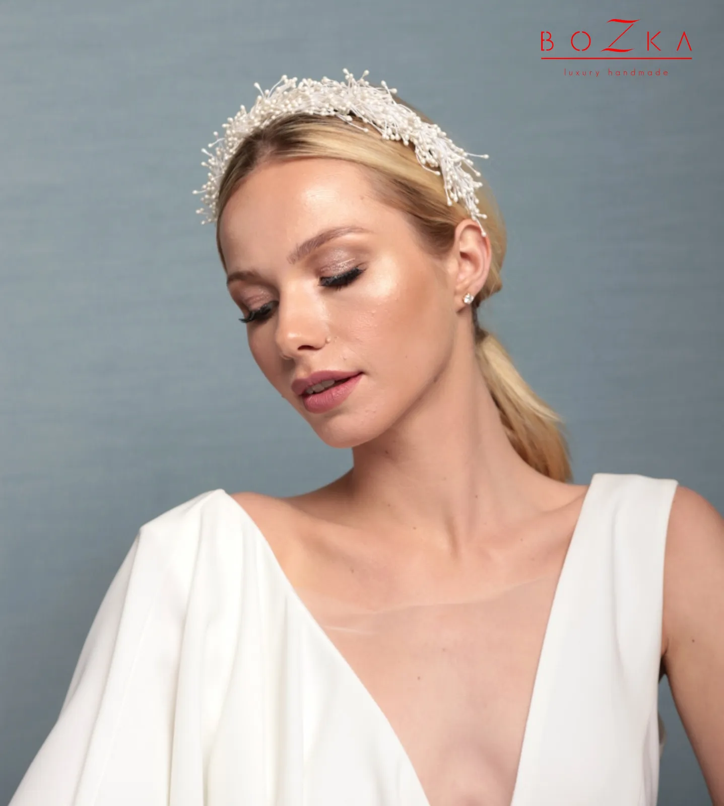 Opaska ślubna z drobnymi perełkami.