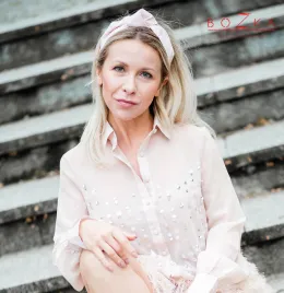 Modna opaska na głowę z wiązaniem pudrowy morelowy róż.