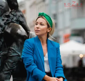 Piękna opaska do włosow z węzłem w kolorze żywej zieleni.