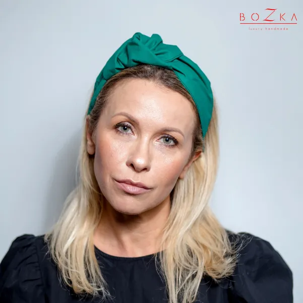 Piękna opaska do włosow z węzłem w kolorze żywej zieleni. Piękna opaska do włosow z węzłem w kolorze żywej zieleni.